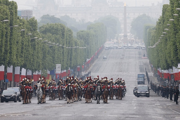 Emmanuel Macron commémore le 8 mai sur des Champs-Élysées quasi vides, avant l&rsquo;hommage à Jean Moulin à Lyon