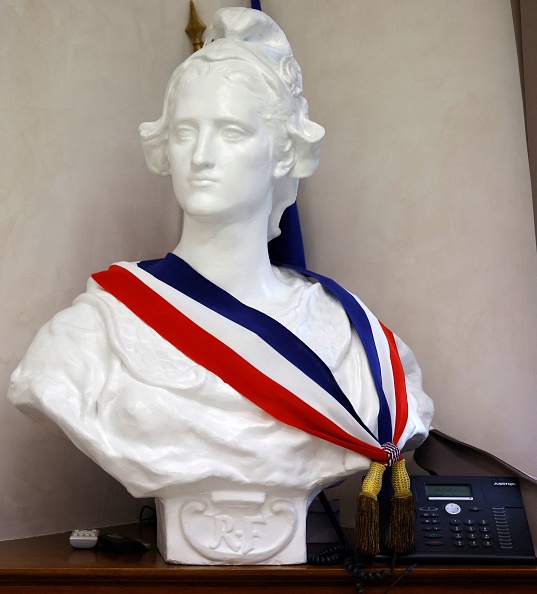 Après la démission du maire de Saint-Brevin, la sécurité des élus en question