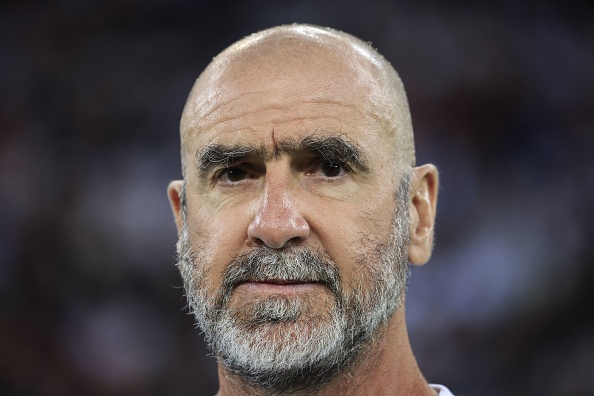 «J’en ai besoin… Sinon, je meurs»: le célèbre footballeur Éric Cantona se lance dans la chanson, avec une tournée