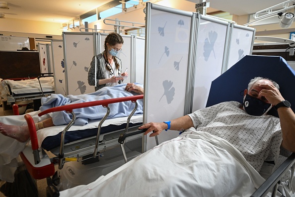 Covid-19: les soignants non vaccinés réintégrés à partir de mi-mai, annonce le gouvernement