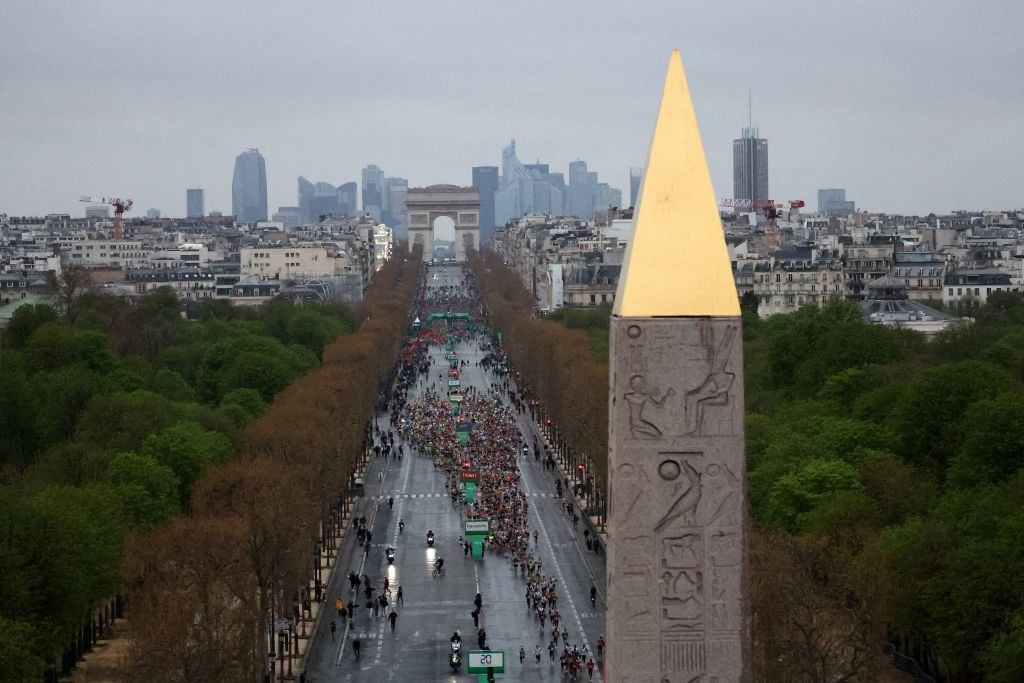 Les Champs-Elysées transformés en salle de classe pour une dictée géante début juin
