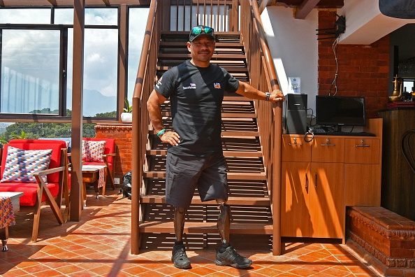 Un vétéran des Gurkhas amputé des deux jambes atteint le sommet de l&rsquo;Everest