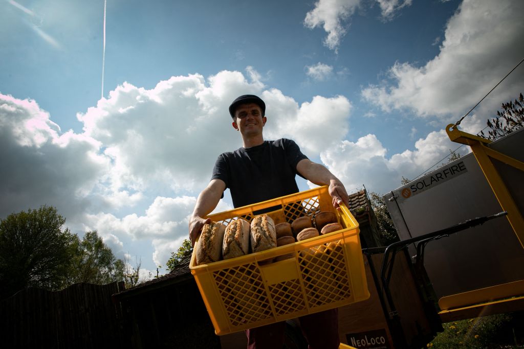 En Normandie, le four solaire du boulanger fonctionne toute l&rsquo;année
