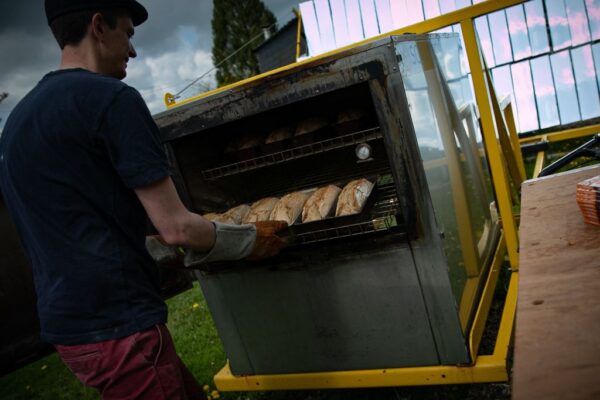En Normandie, le four solaire du boulanger fonctionne toute l&rsquo;année