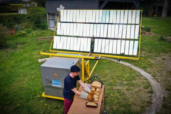 En Normandie, le four solaire du boulanger fonctionne toute l&rsquo;année