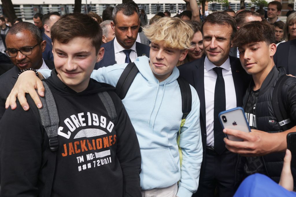 Les lycéens seront rémunérés lors de leur stage: de 50 à 100 euros par semaine, annonce E. Macron