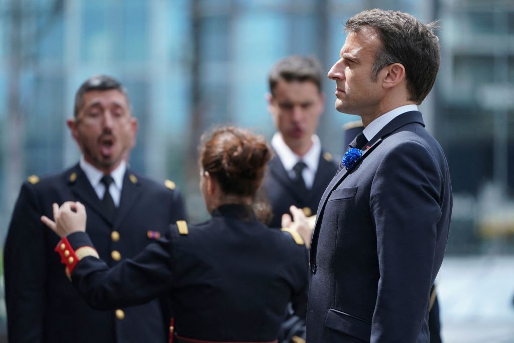 Macron rend hommage à Jean Moulin, plusieurs milliers de manifestants défilent sous tension à Lyon