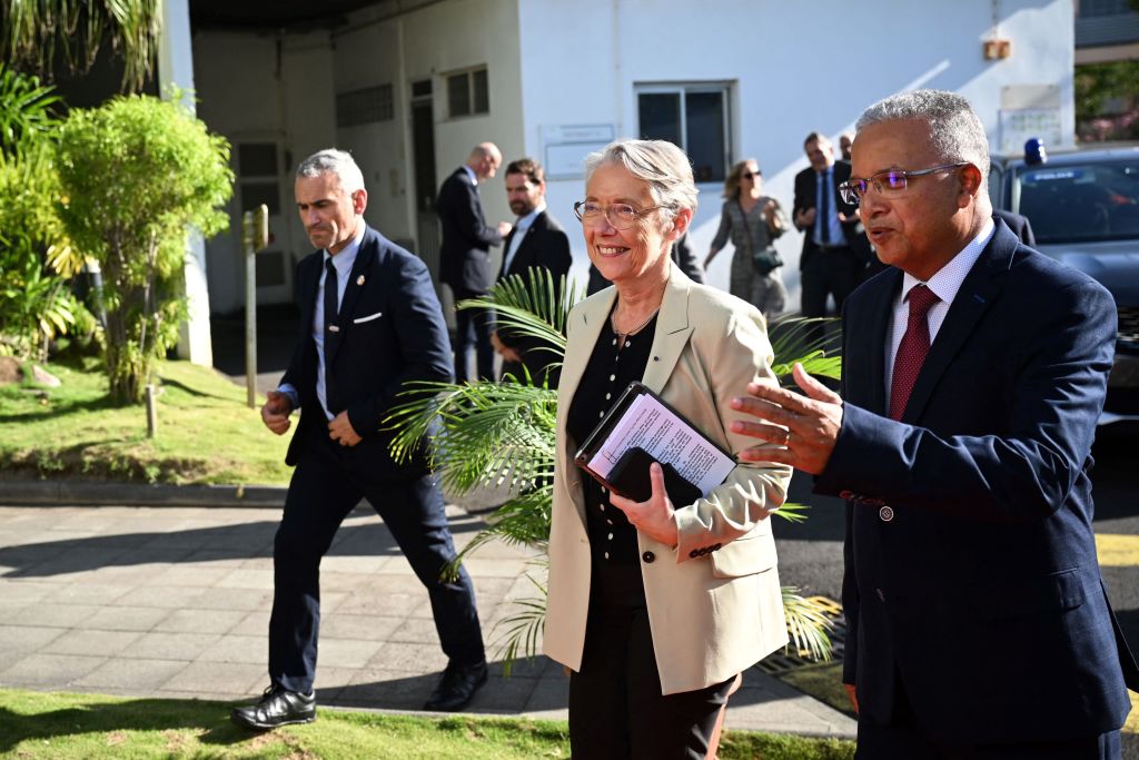 À La Réunion, Borne soigne les élus et évite les casseroles