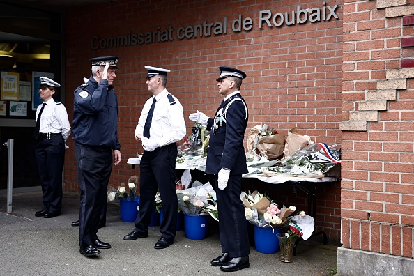 Hommage à Roubaix après la mort de trois policiers dans un violent accident