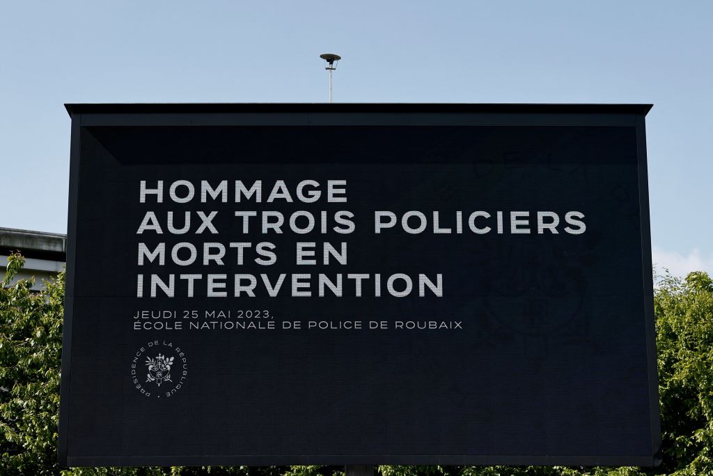 Emmanuel Macron dénonce les «comportements qui tuent» lors d&rsquo;un hommage à trois policiers