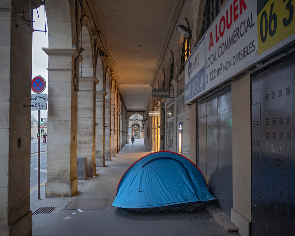 Propriétaire d’une maison squattée, sans domicile et interdit bancaire, il plante sa tente devant le siège de son assurance