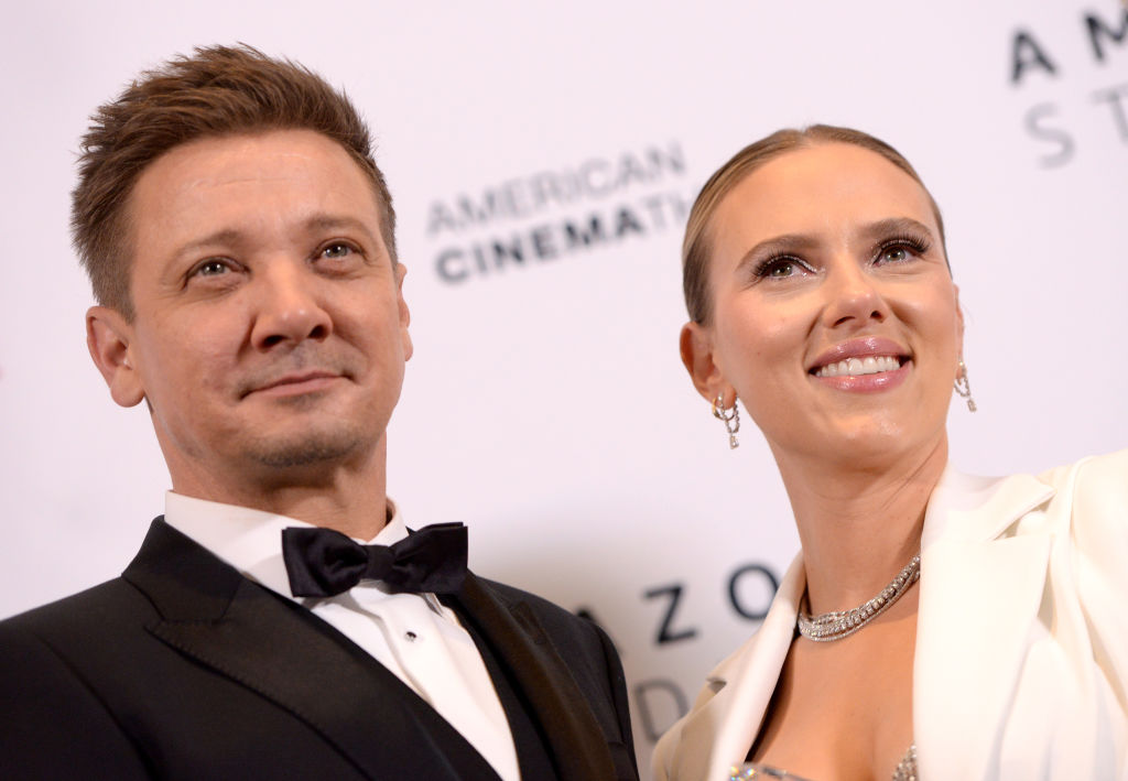 Scarlett Johansson raconte sa visite émouvante à l’hôpital après l’accident de Jeremy Renner