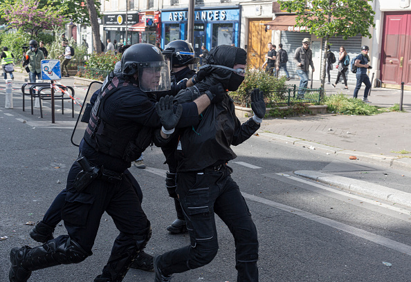 Paris: un manifestant accuse la police de violences, la caméra-piéton de l’agent prouve que c’est faux
