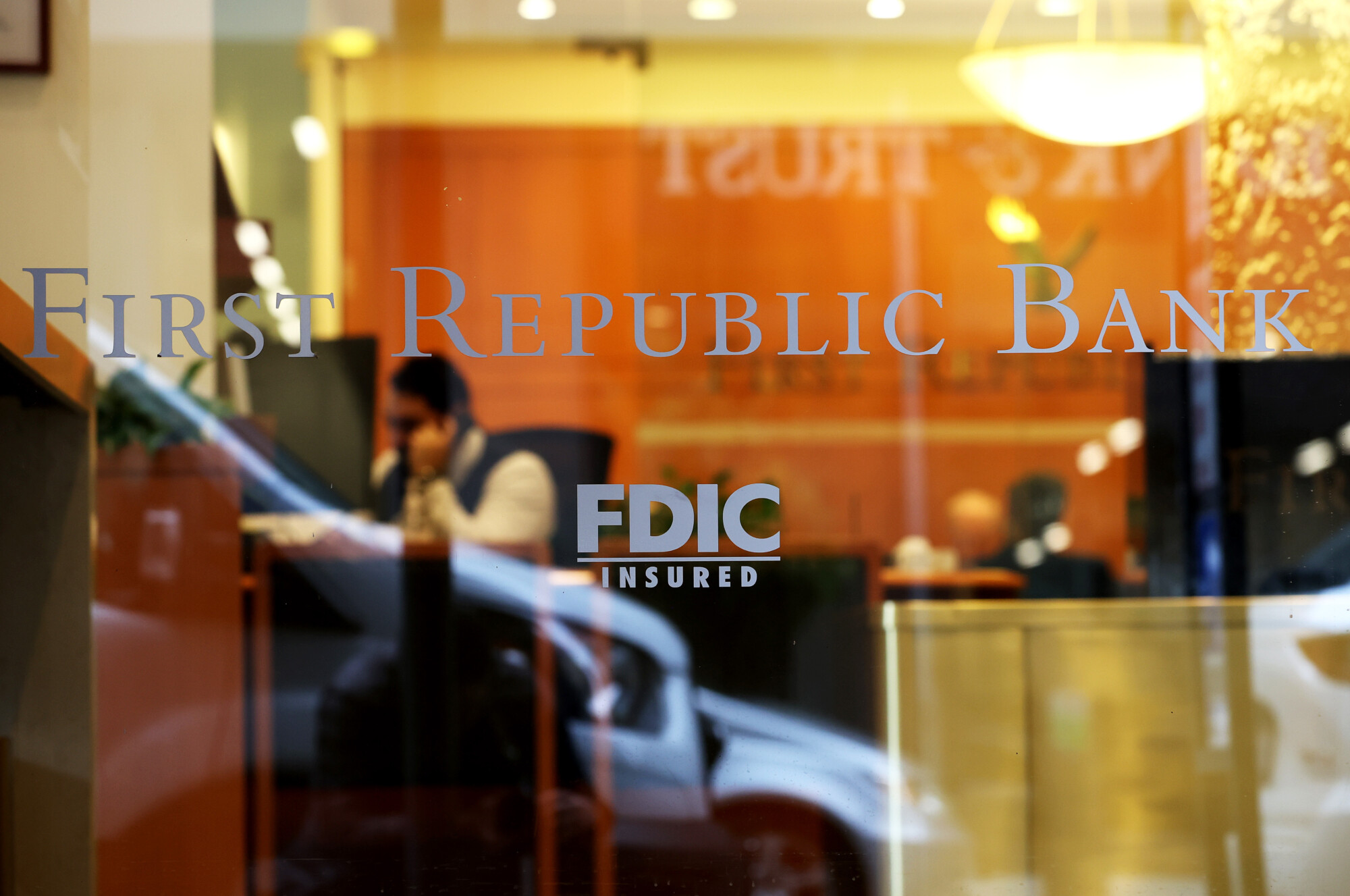 En déroute, First Republic Bank est rachetée par JPMorgan Chase, la banque la plus puissante des Etats-Unis