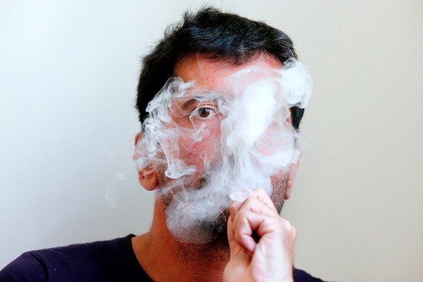 Cigarette et vapotage: comment nous refaisons les mêmes erreurs