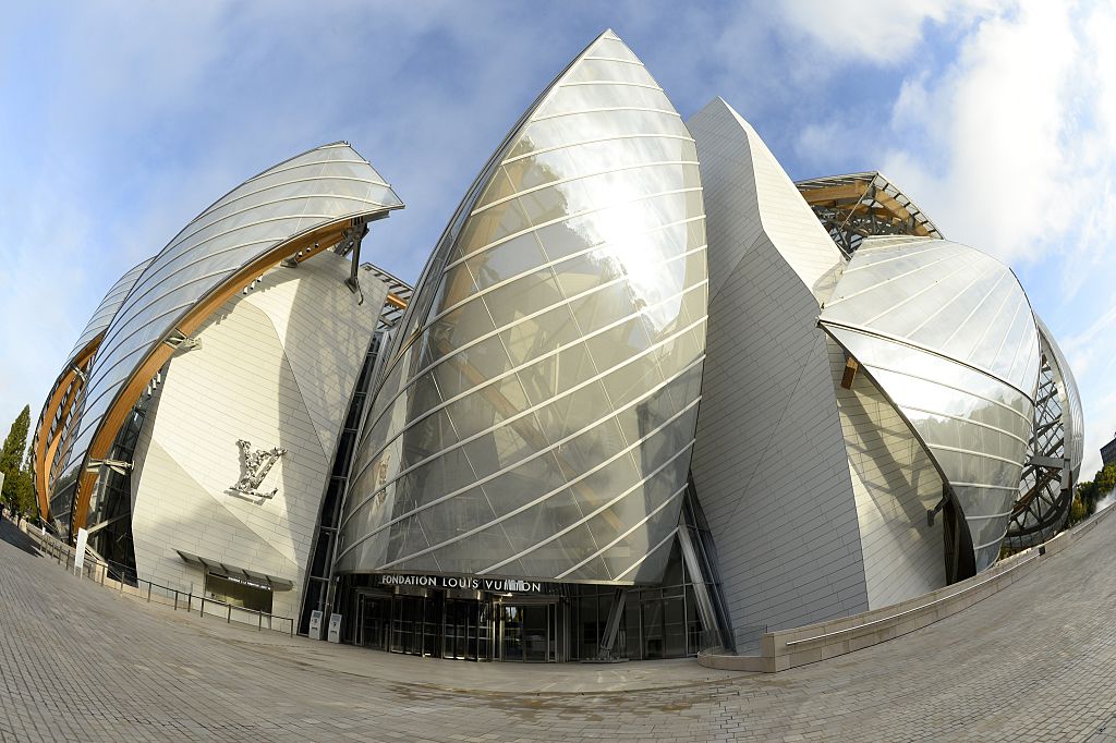 Réforme des retraites: des militants écologistes aspergent de peinture la fondation Louis Vuitton et la place vendôme
