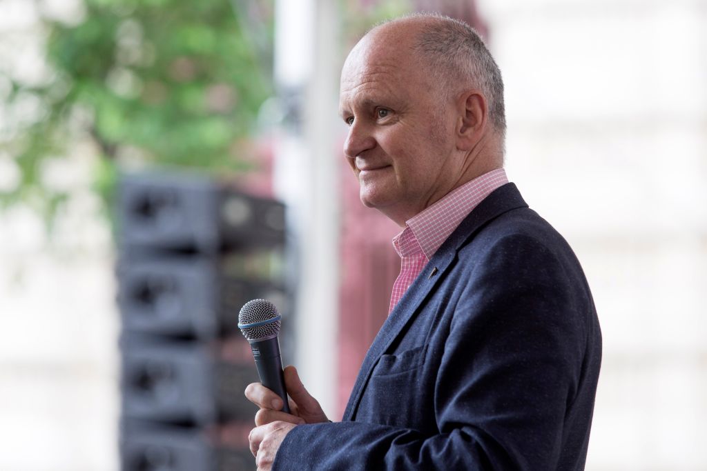 À la suite d’un rêve, un élu parisien fait inscrire la date de sa mort sur sa pierre tombale