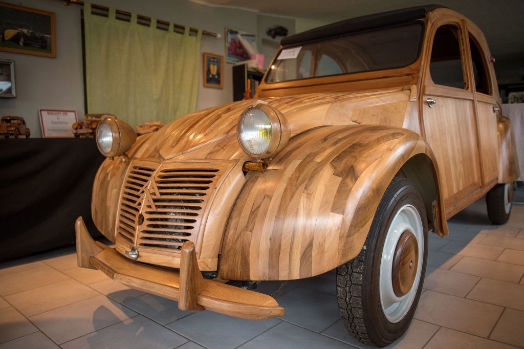 Une 2CV en bois unique au monde sera bientôt vendue aux enchères