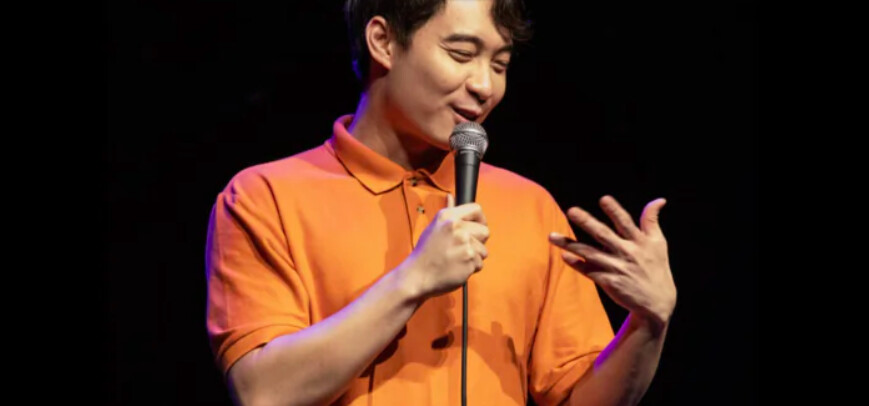 L&rsquo;humoriste et youtubeur Oncle Roger exclu des réseaux sociaux chinois après avoir plaisanté sur le PCC