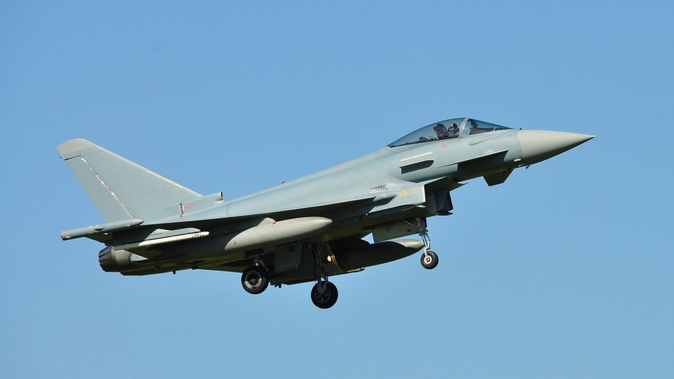 Manche: un avion de chasse trône sur un toit d&rsquo;immeuble à Donville-les-Bains