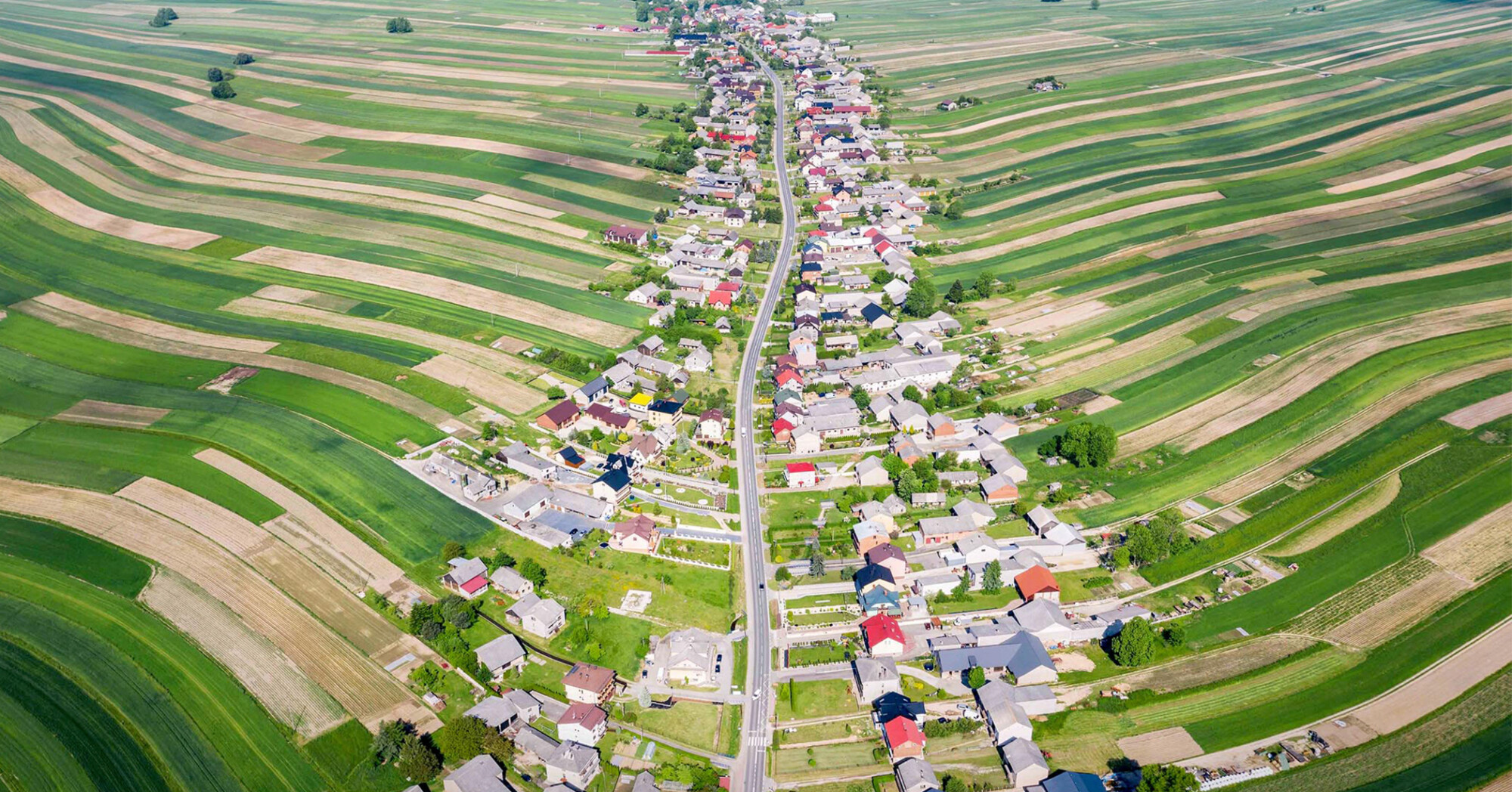 Ce village étrange aux fermes étroites et ondulées, ressemblant au pays des merveilles, a une seule route pour 6000 habitants