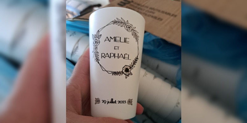 300 verres envoyés par erreur à un autre couple: les bons destinataires retrouvés grâce aux réseaux sociaux