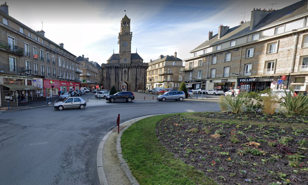 Vire Normandie: une Tour Eiffel de 6 mètres surplombe le rond-point de la Porte-Horloge