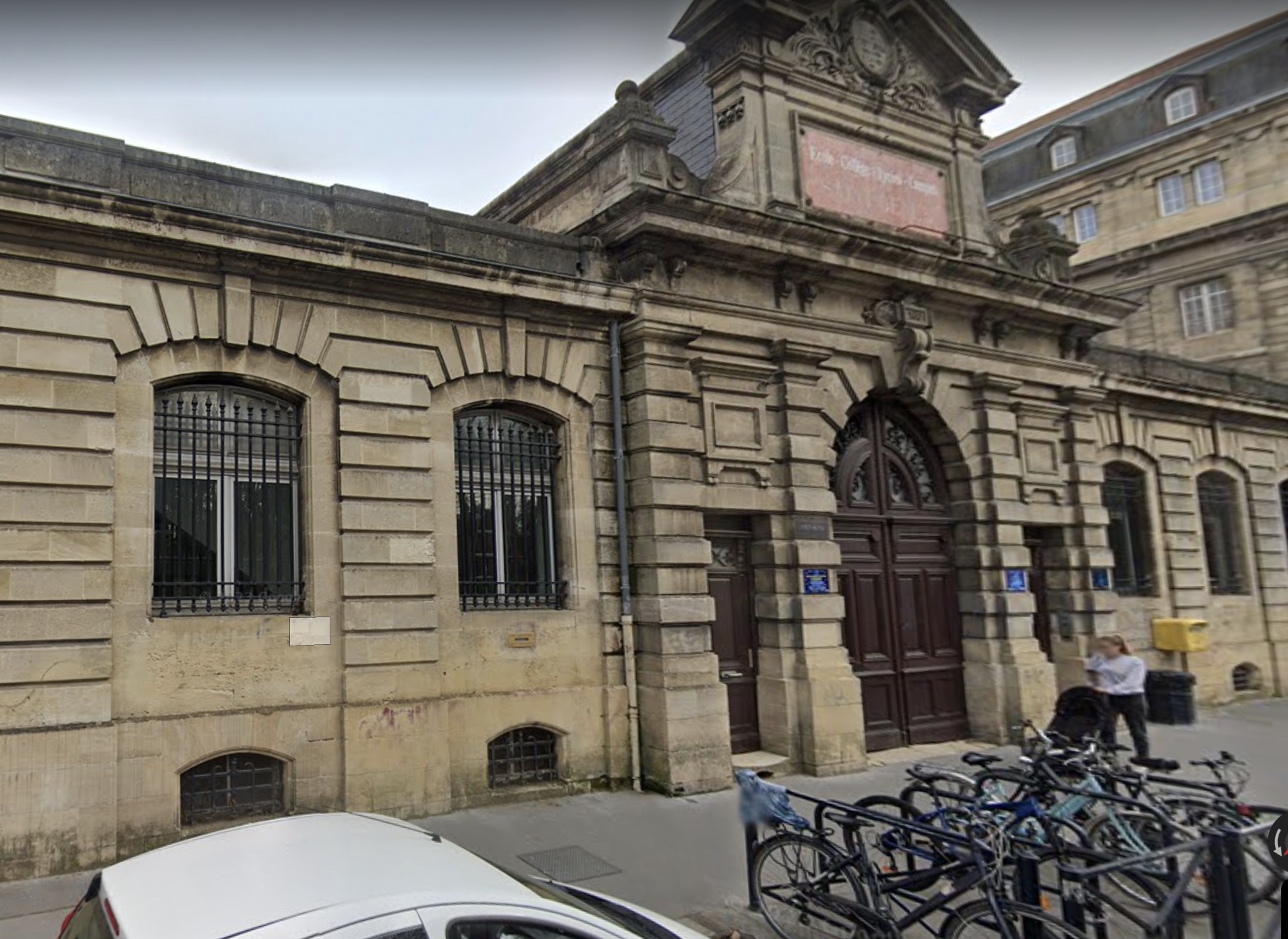 Probable suicide d&rsquo;un directeur d&rsquo;école après qu&rsquo;un de ses enseignants a été mis en examen pour agressions sexuelles