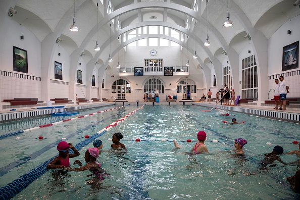 Paris: la fillette retrouvée inanimée au fond d&rsquo;une piscine lors d’une sortie scolaire a été placée dans le coma