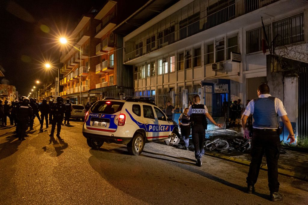 Émeutes en Guyane: sur son balcon, un homme est décédé d&rsquo;une balle perdue qui visait la police