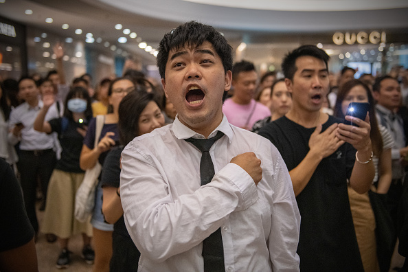 Hong Kong: le chant des manifestants pro-démocratie retiré des plateformes