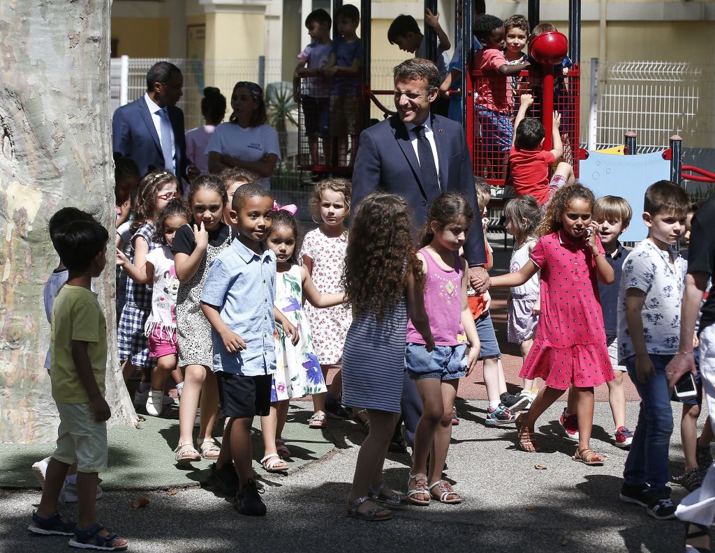 Emmanuel Macron annonce la maternelle dès deux ans et le collège de 8h00 à 18h00 dans les quartiers sensibles