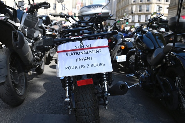 Les motards en colère défilent dans Paris contre le contrôle technique, les ZFE et le stationnement payant