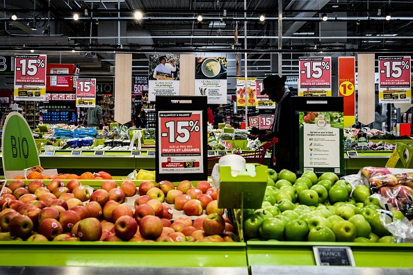 Inflation alimentaire: les prix de centaines de produits «baisseront» dès juillet, promet Bruno Le Maire