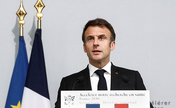 Macron présente un plan de relocalisation de la production de médicaments en France