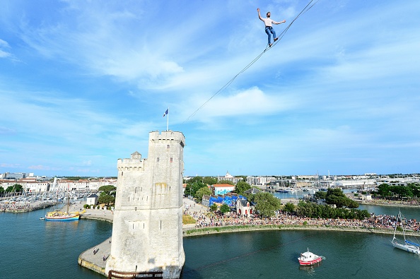 Un funambule à 50 mètres au dessus du sol sur le port de la Rochelle
