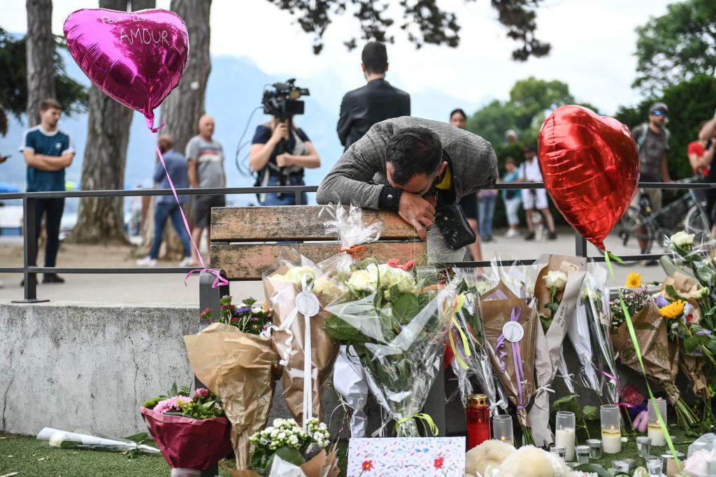 Attaque au couteau: fleurs et recueillement devant un mémorial improvisé dédié aux enfants blessés