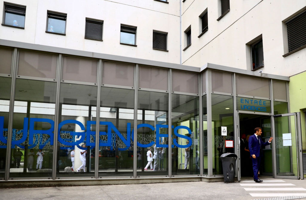 Enfants attaqués au couteau: Emmanuel Macron et son épouse au chevet des blessés, les nouvelles sont rassurantes