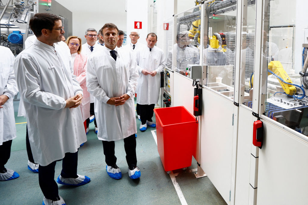 Une cinquantaine de médicaments essentiels concernés par la relocalisation annoncée par Emmanuel Macron