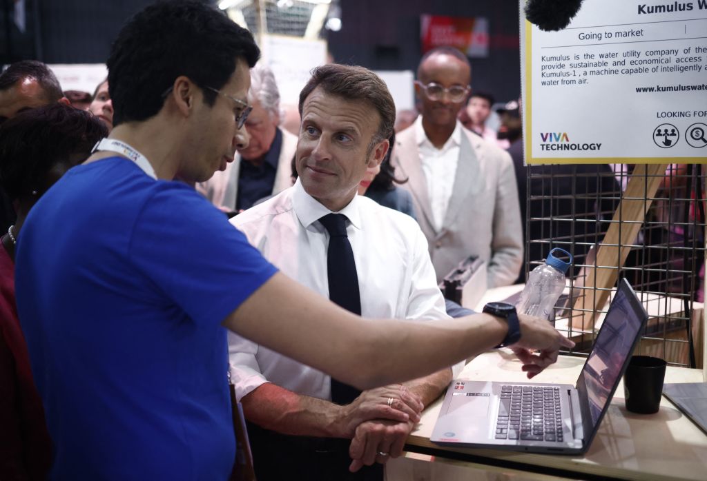 Au salon VivaTech, Emmanuel Macron débourse 500 millions pour développer l&rsquo;IA, avant sa rencontre avec Elon Musk