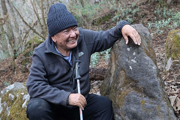 Au Népal, ce chirurgien financé par un milliardaire a rendu la vision à des dizaines de milliers de patients