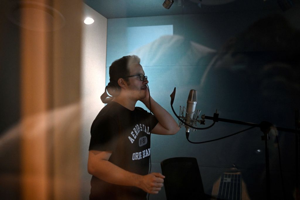 Face à l&rsquo;IA, les doubleurs de voix se mobilisent