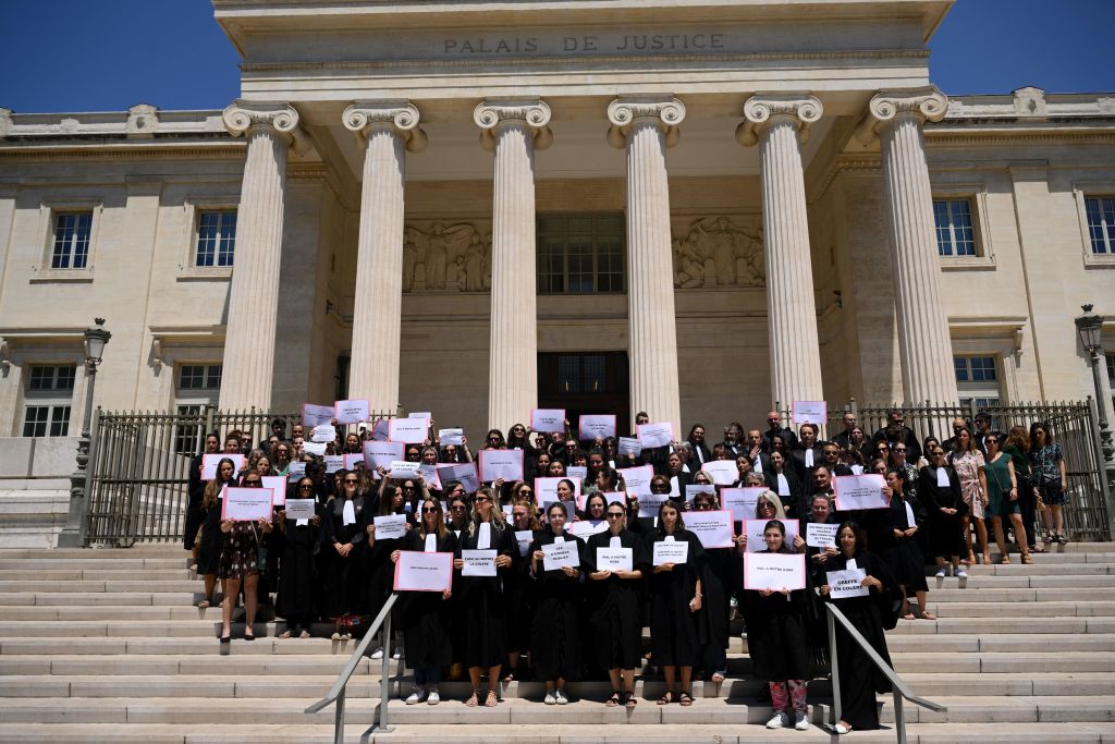 Des greffiers «en colère» rassemblés devant les tribunaux de France