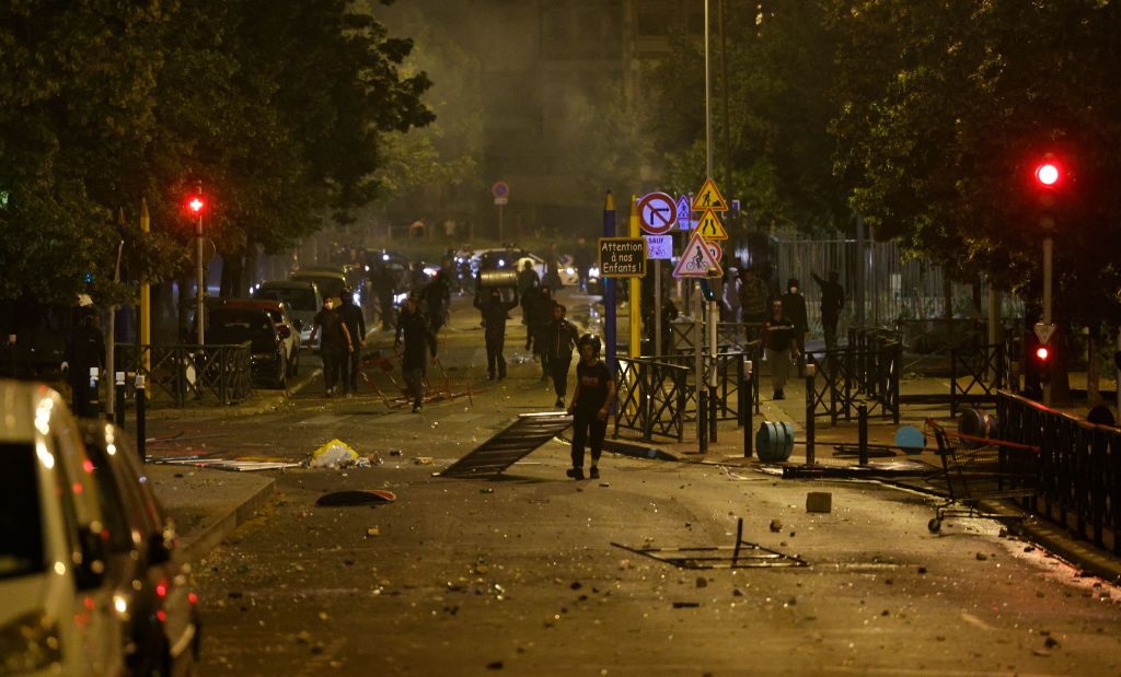 Des centaines d&rsquo;émeutiers sèment le chaos à Nanterre et ailleurs