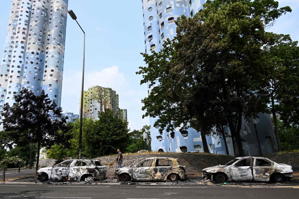 Nanterre: Nahel, 17 ans, roulait à bord d&rsquo;une Mercedes «dans une voie de bus» et «à vive allure»