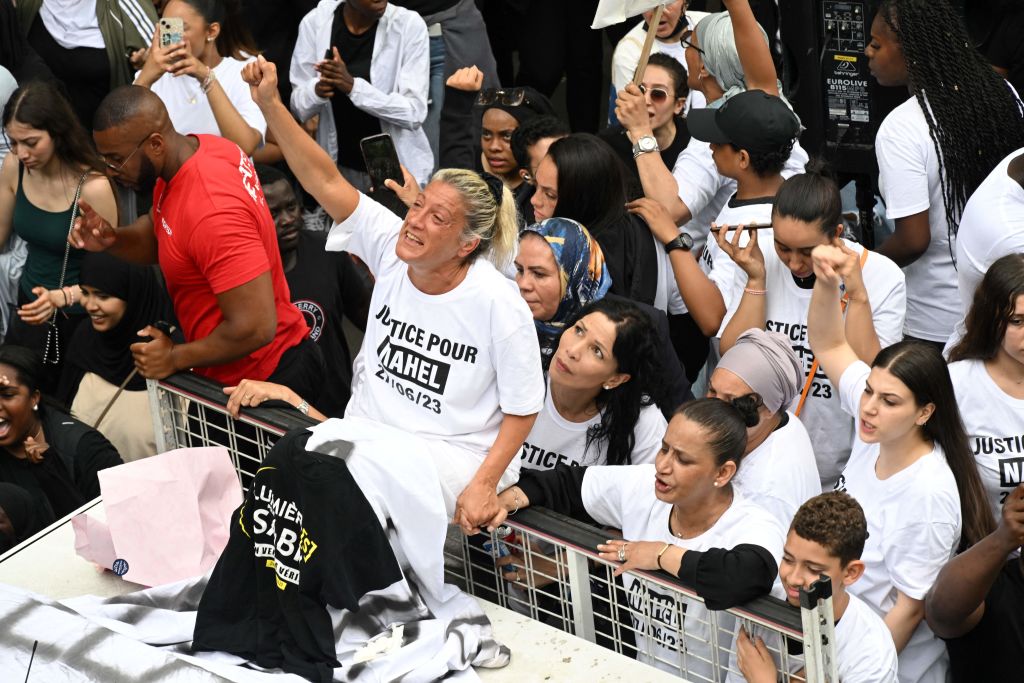 Nahel: la marche blanche dérive et s&rsquo;en prend au mémorial des victimes de la déportation