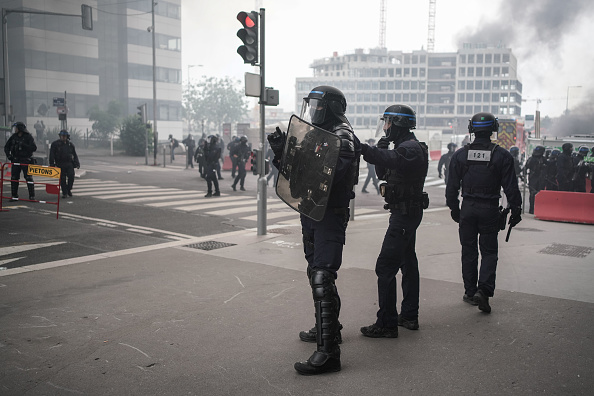 «Oh, t’y es KO par terre, eh ?»: deux policiers hors service tabassés et gravement blessés par des émeutiers