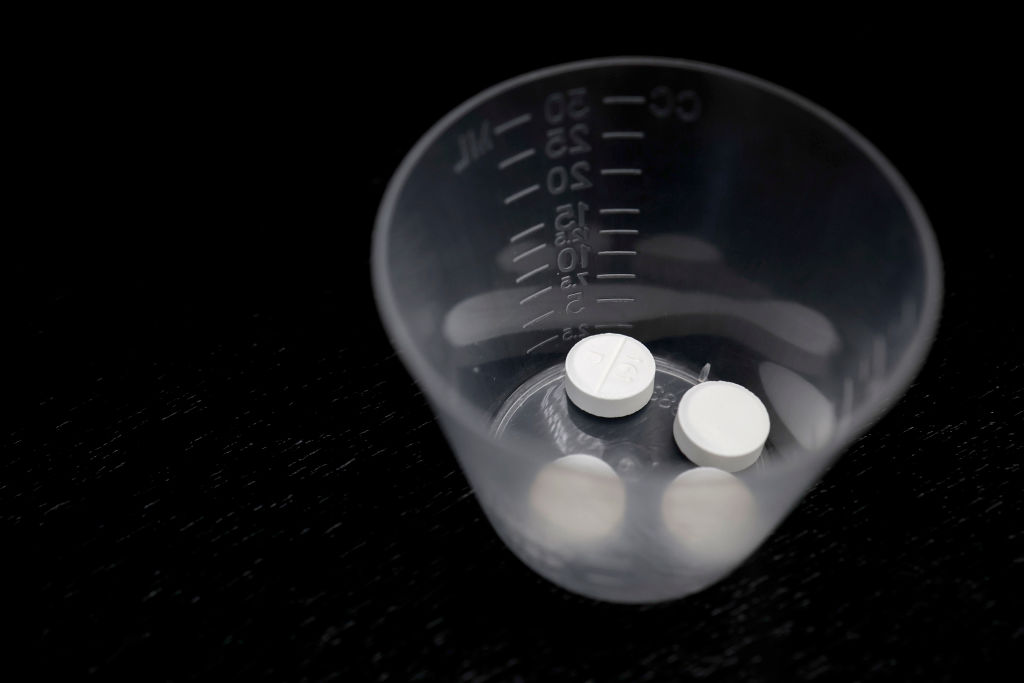 Trafic de médicaments: prison ferme pour un couple, sursis pour un médecin