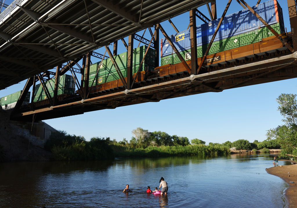 Un train transportant des produits chimiques dangereux déraille dans le Montana après l&rsquo;effondrement d&rsquo;un pont