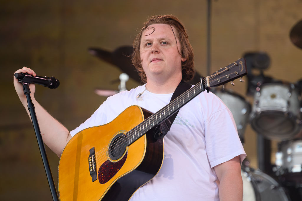 «La décision la plus difficile de ma vie»: Lewis Capaldi annonce devoir mettre fin à sa tournée mondiale